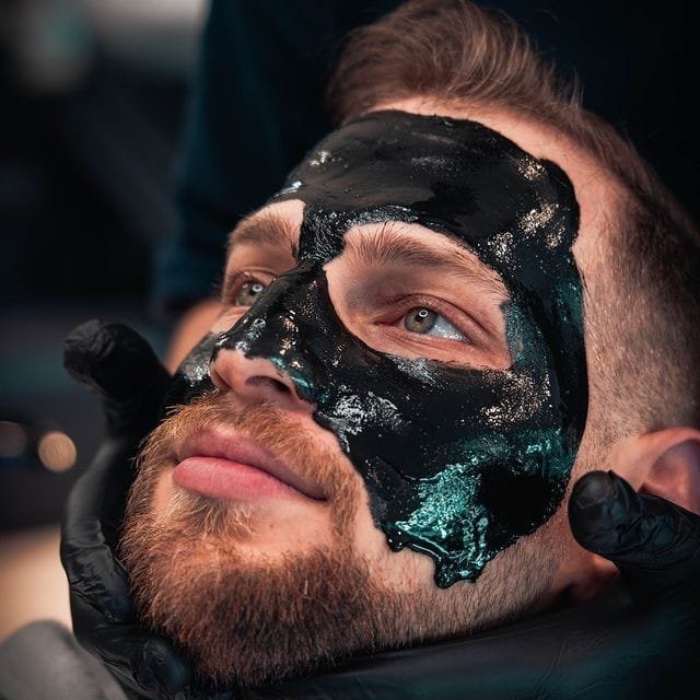 Mascarilla negra y limpieza facial en Argus Barber